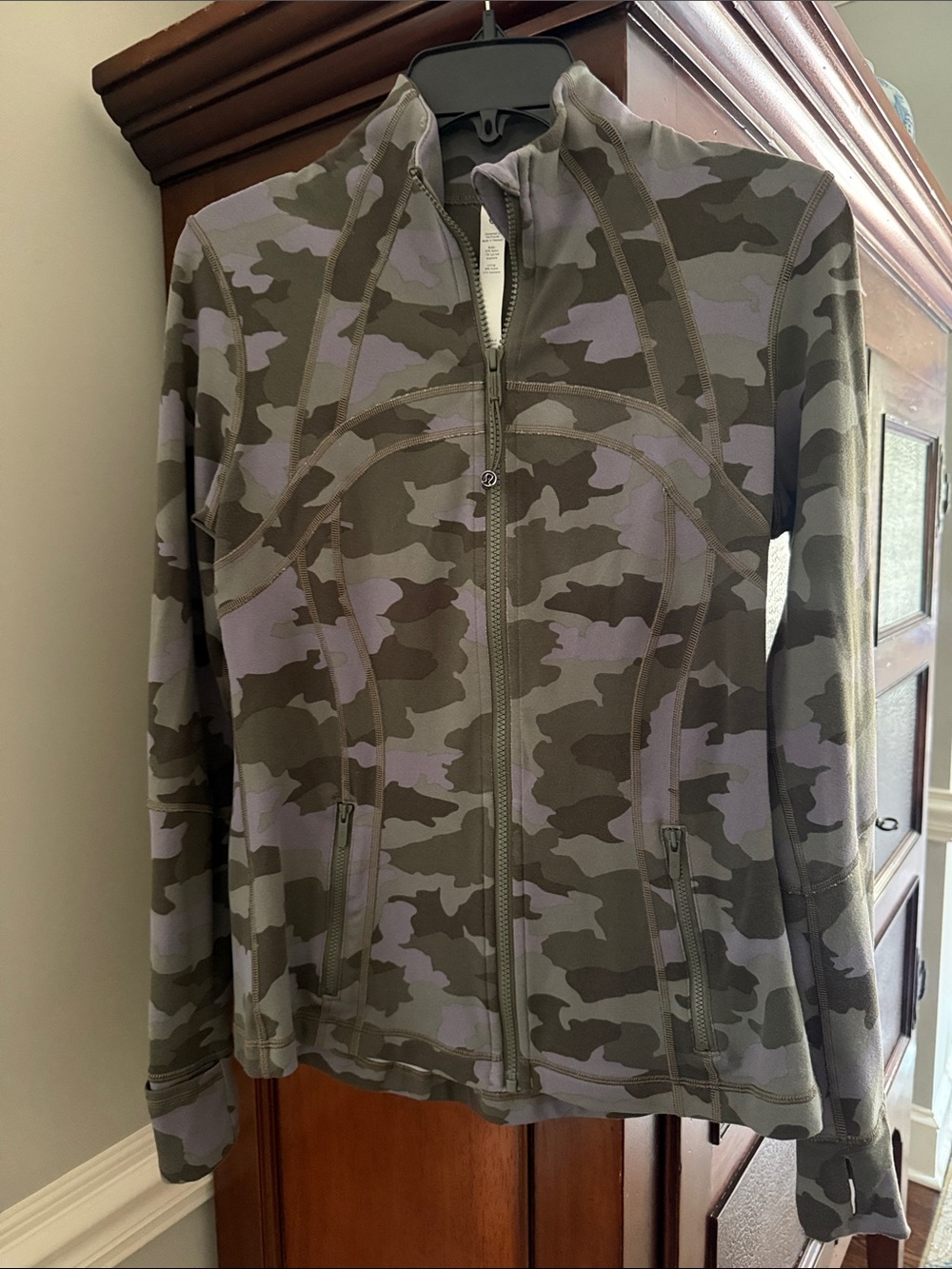 lululemon athletica Women’s Camo Full-Zip Jacket in Olive, Gray, & Purple size 8